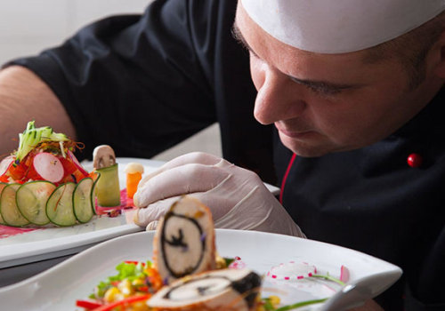 Who is the target market for private chefs?